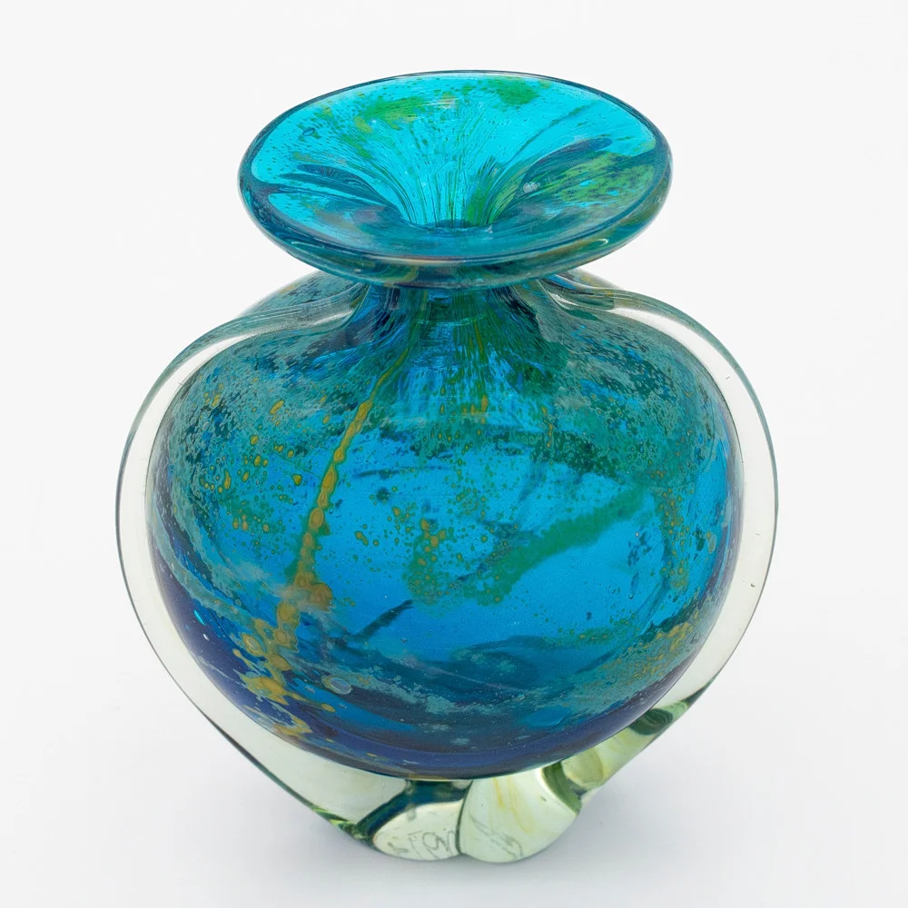 MICHAEL HARRIS. MUNDGEBLASENE KUNSTGLASVASE VON MDINA GLASS, DEKOR: „BLUE SUMMER – SEA & SAND“, 1970ER JAHRE, MIT GRAVUR „MDINA“ AUF DEM BODEN. — Art glass — Kunst- und Auktionshaus Kleinhenz