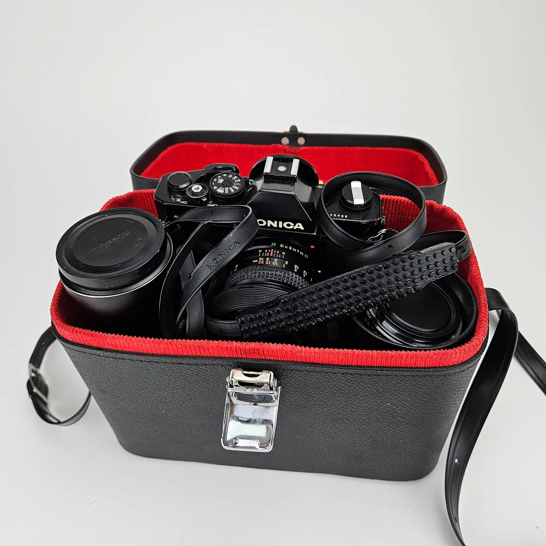 KAMERA, Konica, Autoflex T3, med tillbehör. — Cameras & accessories — Auktionshuset Thörner & Ek