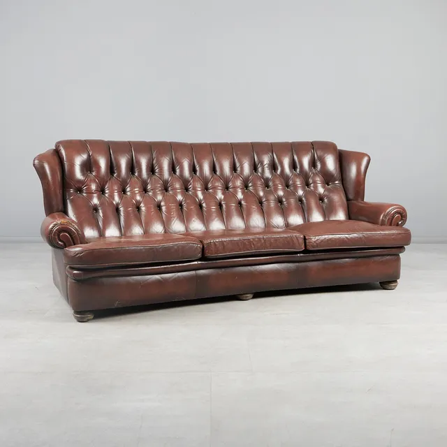 CHESTERFIELD Dreisitzer / Sofa, Leder, 20. Jahrhundert.