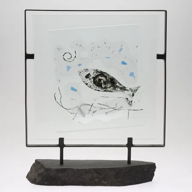BRIGITTE LINDE. Skulptur, glas, på sockel, "Fisk i relief", signerad.