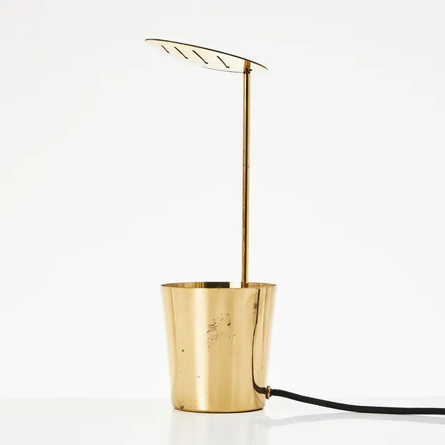 HARRI KOSKINEN. Bordslampa, "Shadow", Firma Svenskt Tenn, mässing.