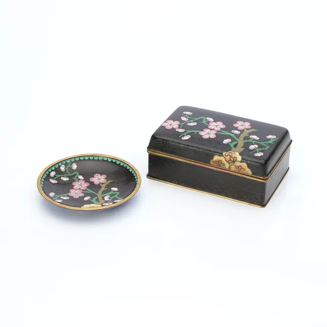 CLOISONNE-ARBETEN, TVÅ ST: Kina, 1900-talets andra hälft.