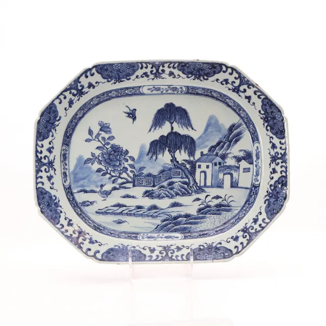 STEKFAT. Porslin med blåvit dekor. Kina, 17/1800-tal.