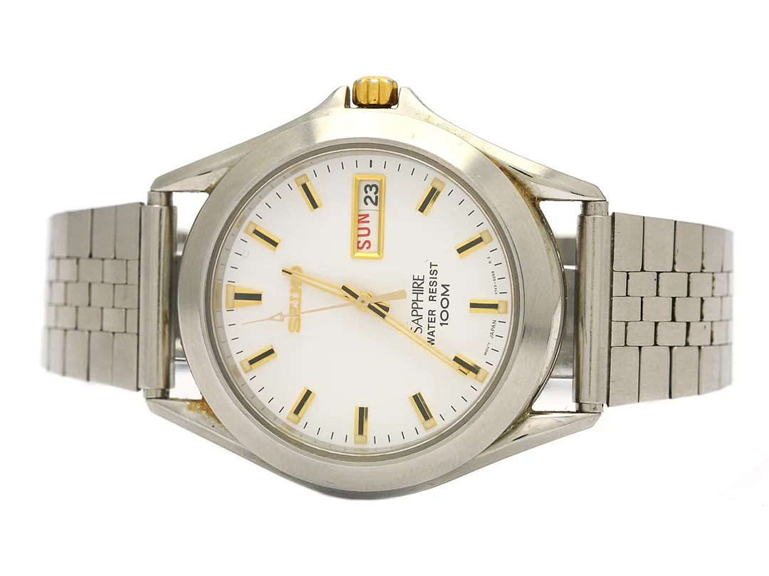 SEIKO, Sapphire, Cal V743, Serie nr. 673150, Boett nr. V743-8B50, herrur, 37,5 mm, stål, quartz, (går ej), safirglas, dag, datum, skadad urtavla, originallänk, viklås, ca 1996 — Klockor/Seiko — Kaplans