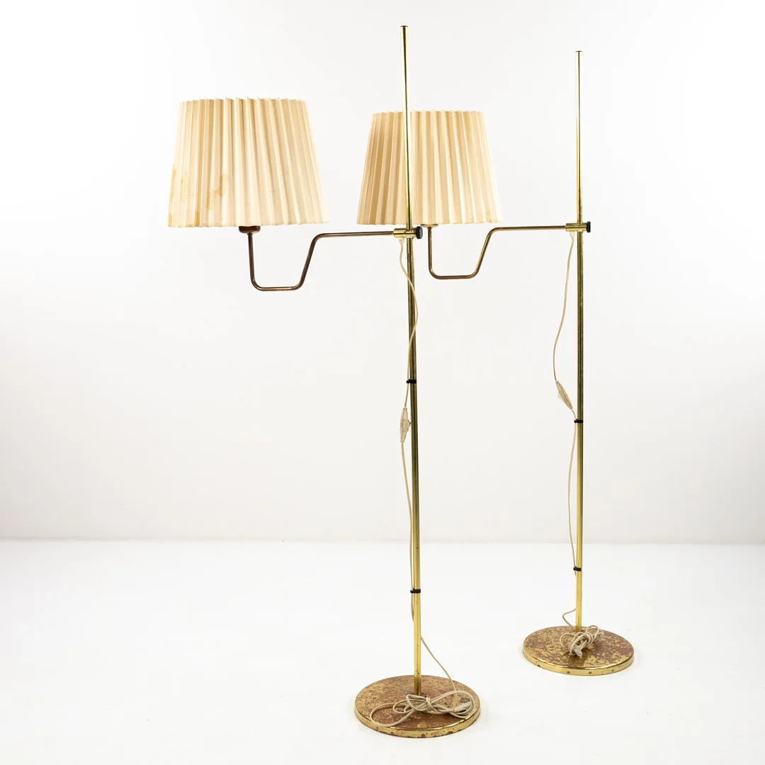 HANS-AGNE JAKOBSSON. Golvlampor, ett par, modell G 192, mässing, Markaryd, ca 1970/80-tal. — Floor lights — Karljohan Auktioner