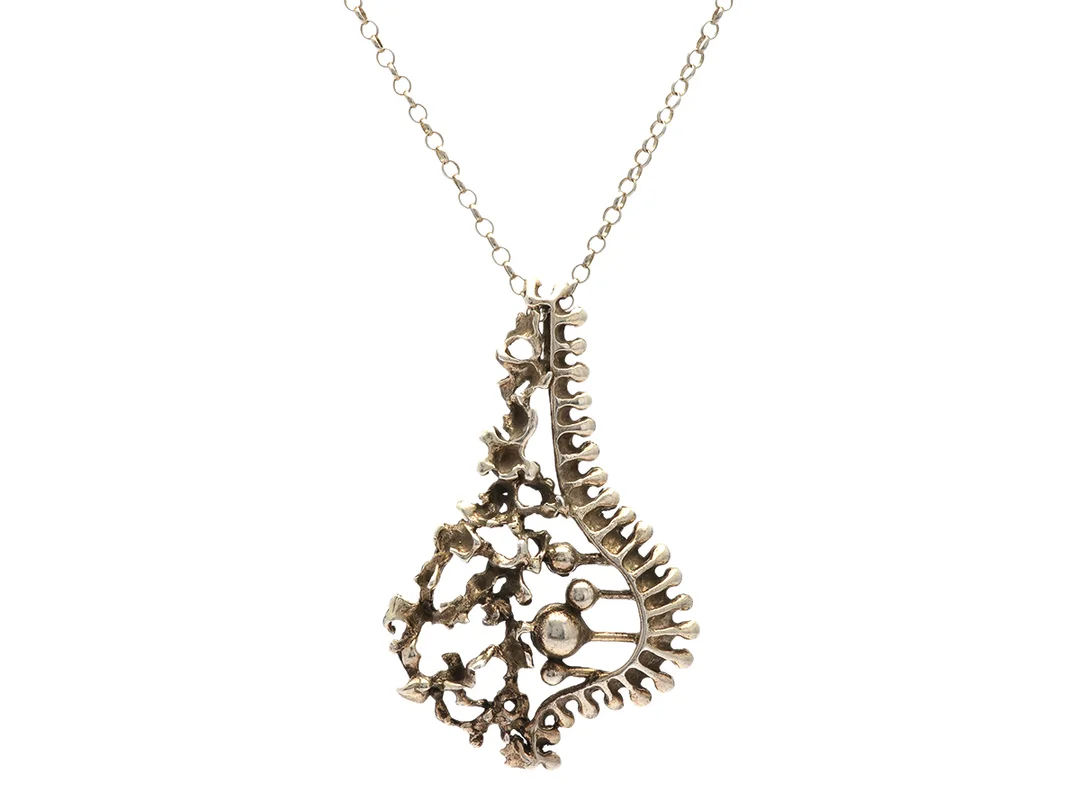 HÄNGE/KEDJA, silver, Finland 1972, hängets höjd 7,2 cm, längd 60 cm, vikt 25 g. — Smycken/Hänge med kedja — Kaplans