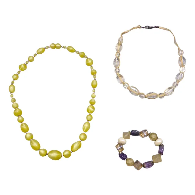 SCHMUCKSET AUS ZWEI HALSKETTEN UND EINEM ARMBAND.