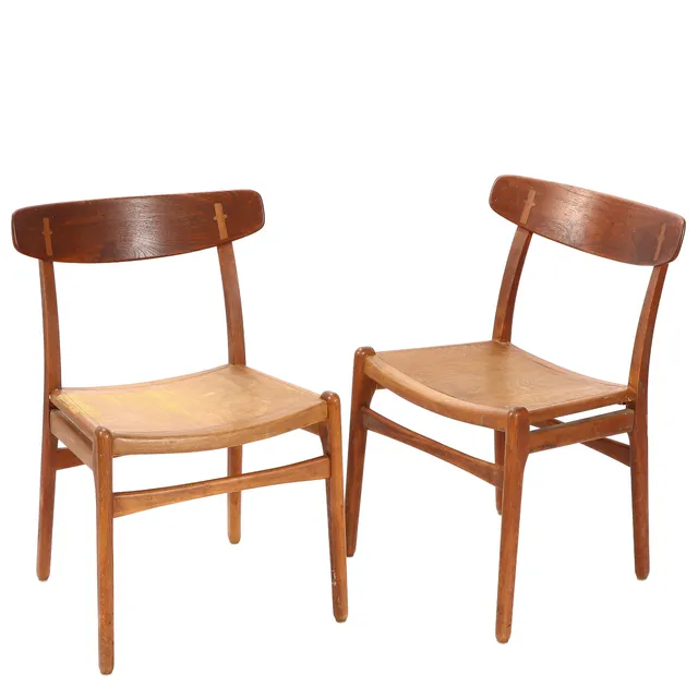 Hans J. Wegner. Pair of chairs in oak and teak model CH-23 (2)