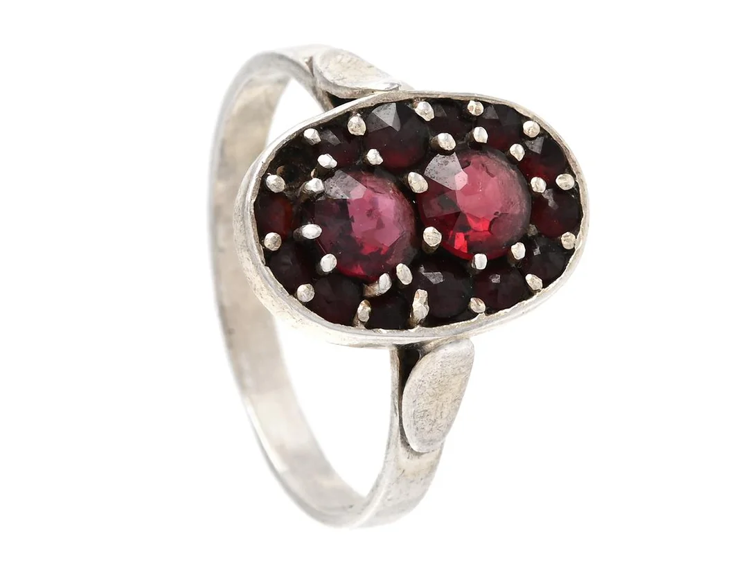 RING, silver, granater, bredd 14 mm, stl 16,5 mm, vikt 2,6 g. — Smycken/Ring — Kaplans