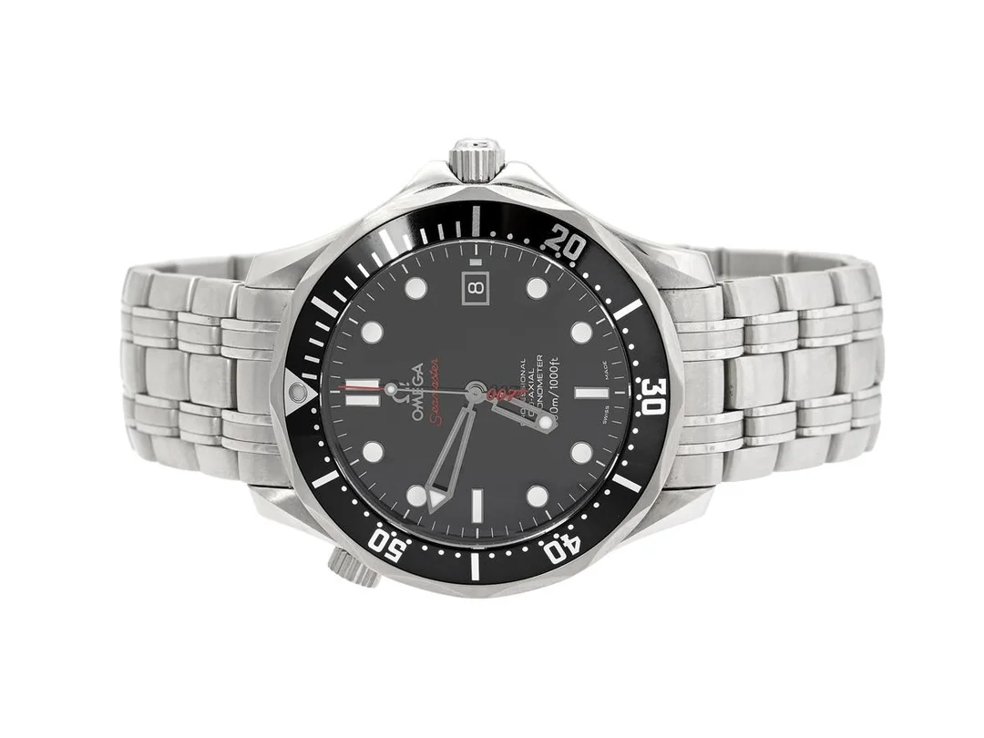 OMEGA, Seamaster, Professional (300m/1000ft), "James Bond", Chronometer, Cal 2500, Serie nr. 81936530, PIC nr. 212.30.41.20.01.001, Ref nr. ST 368.1635, Boett nr. 168.1635, herrur, 41 mm, stål, automatisk (Co-Axial), safirglas, datum, heliumventil, originallänk, viklås, Ref nr. 1514/825, cert, oktober 2008, box, ytterkartong. Limiterad och numrerad (Nr.06977/10007). — Klockor/Omega — Kaplans