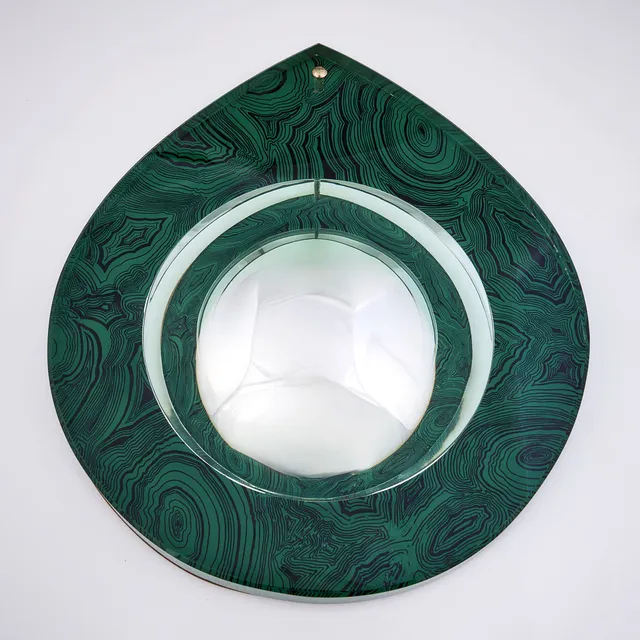 PIERO FORNASETTI. "Malachite", spegel, Italien 1950/60-tal, droppformad med konvex spegelglas samt glas med malakitimiterande tryckt dekor.