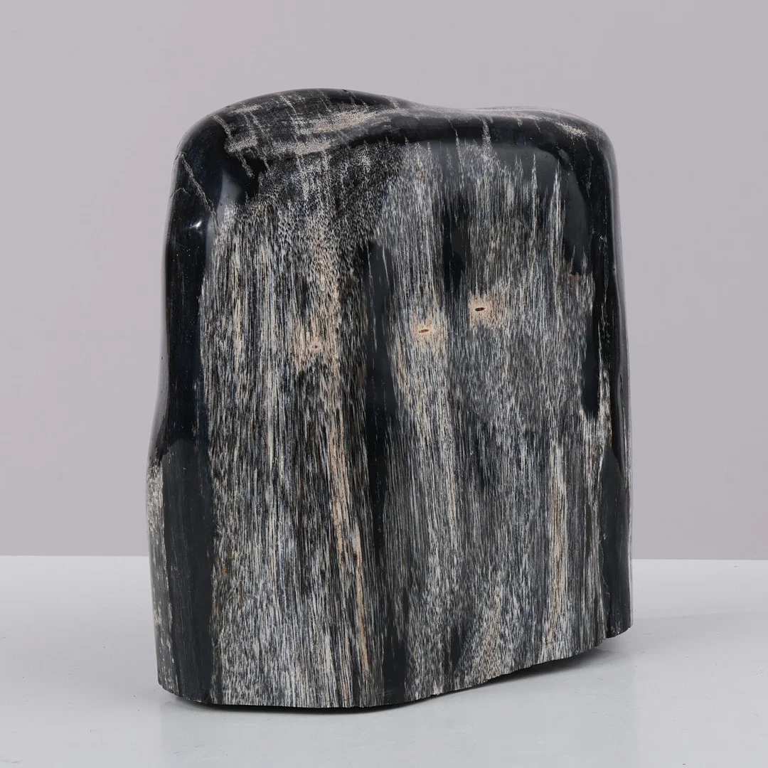 Skulptur af forstenet træ. — Sculptures & Bronzes — Palsgaard Kunstauktioner
