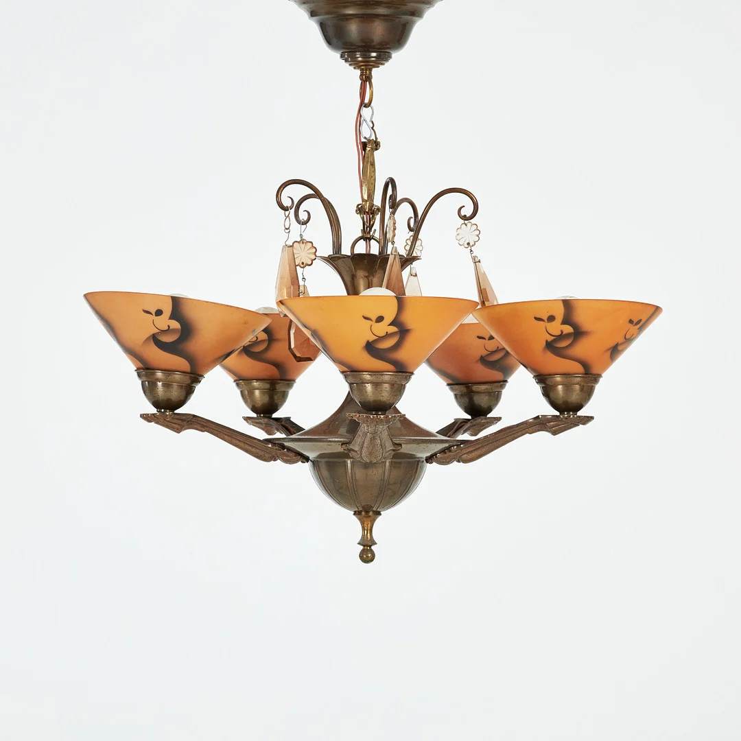 TAKLAMPA, art deco, 5 ljusarmar, prismer i tonat glas, lampkupor i glas med geometrisk dekor. — Ceiling lights — Stockholms Auktionsverk Sickla
