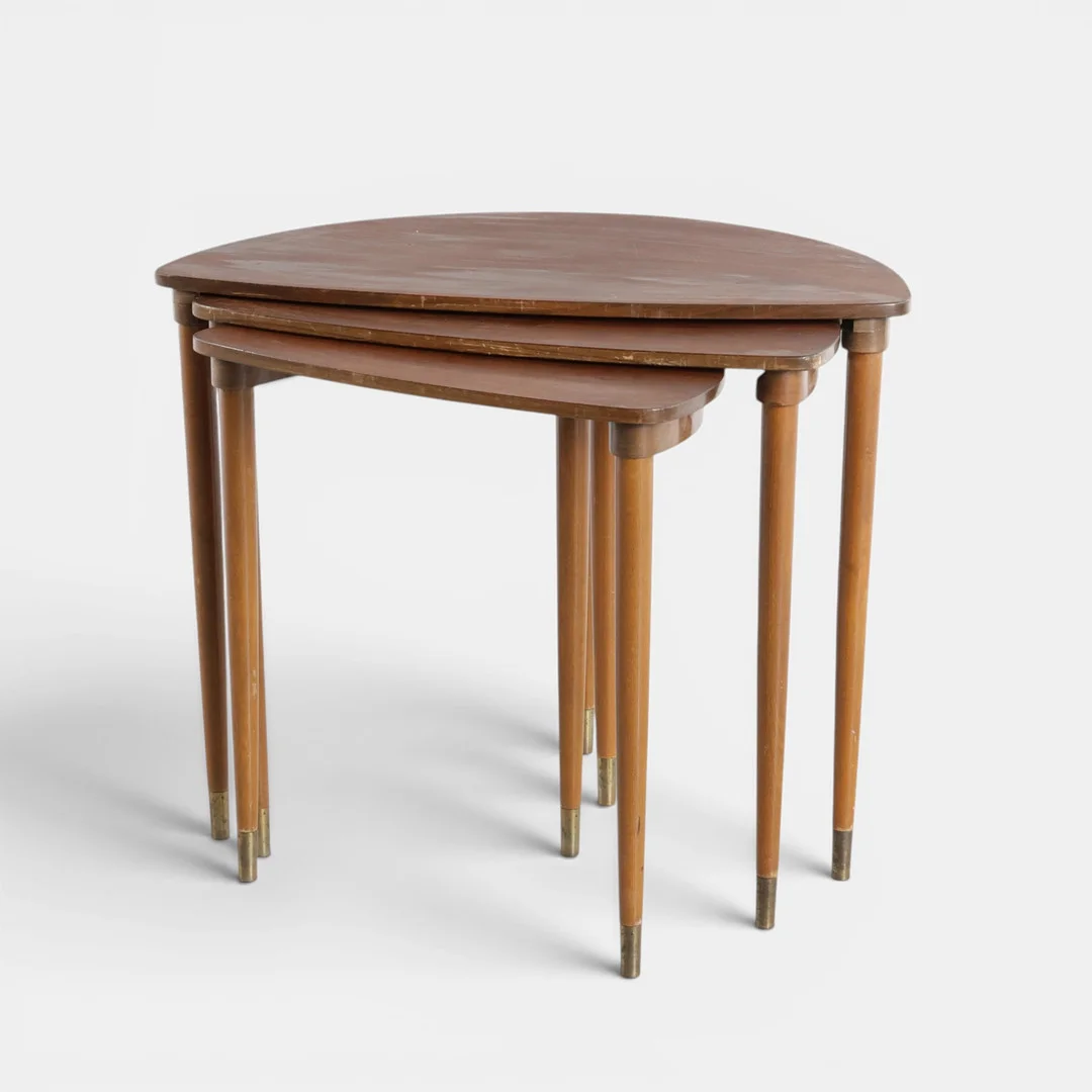 ERLING TORVITS. TILSKREVET. Et sæt på tre nyreformede indskudsborde med plade af valnød og stel bøg, 'sko' af messing. Udført hos Heltborg Møbler, model 'no. 5'. Danmark, 1950'erne (3). — Tables — Woxholt Auktioner