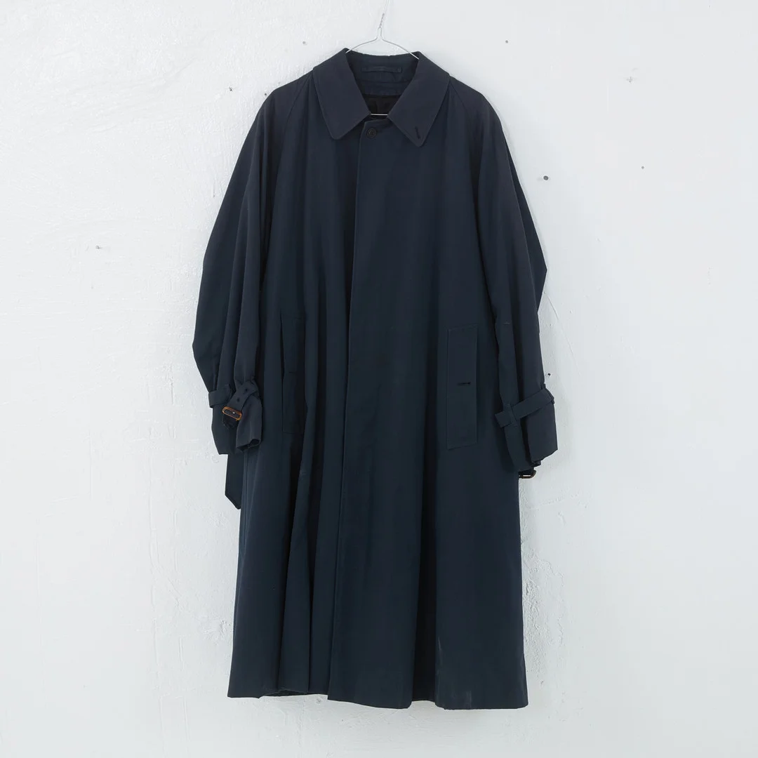 BURBERRY, trenchcoat med skärp, ficka med invändig märkning Name R79 Order A.53725/2 50R, etikettmärkt Burberry´s England. — Vintage & Designer Fashion — Stockholms Auktionsverk Magasin 5