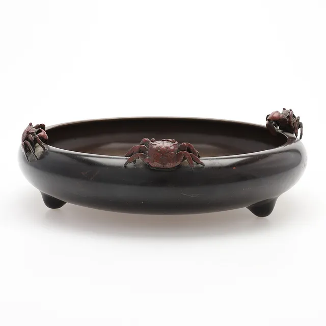 SKÅL MED DEKOR VISANDE KRABBOR, patinerad brons, Japan, sen Meiji/Taisho, 1010/20-tal.