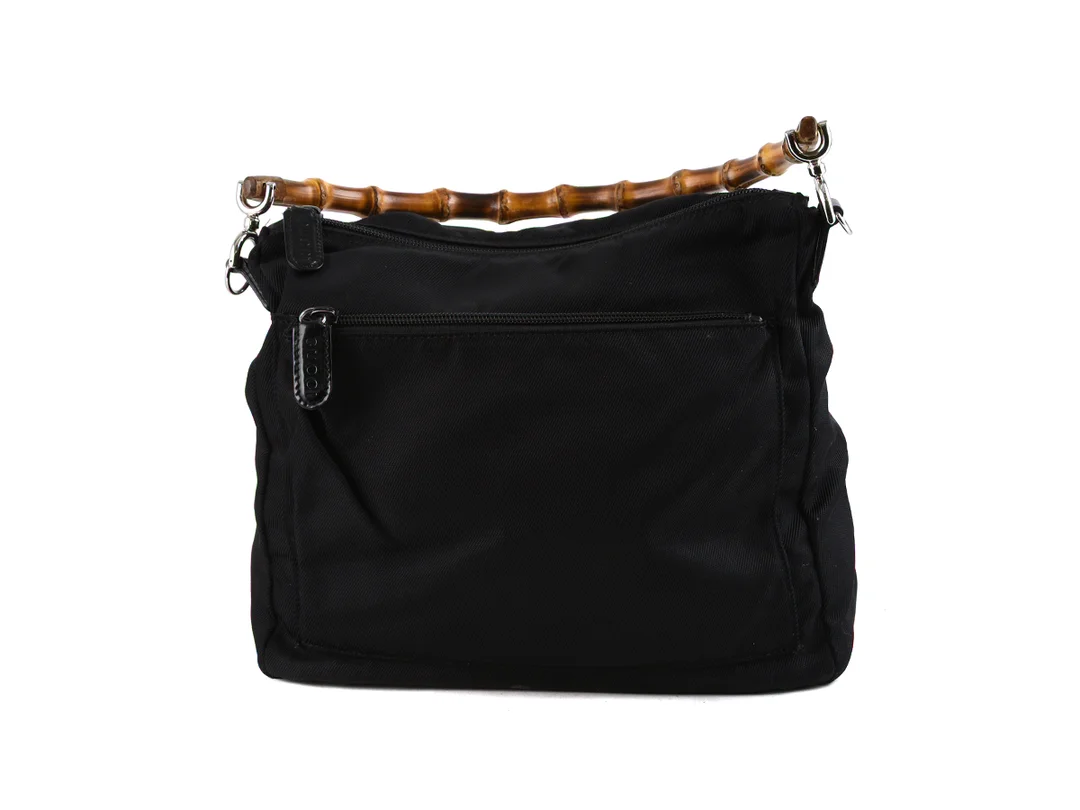 VÄSKA, GUCCI, svart nylon, handtag i bambu, 27x24x12, någon fläck. — Accessoarer/Väskor — Kaplans