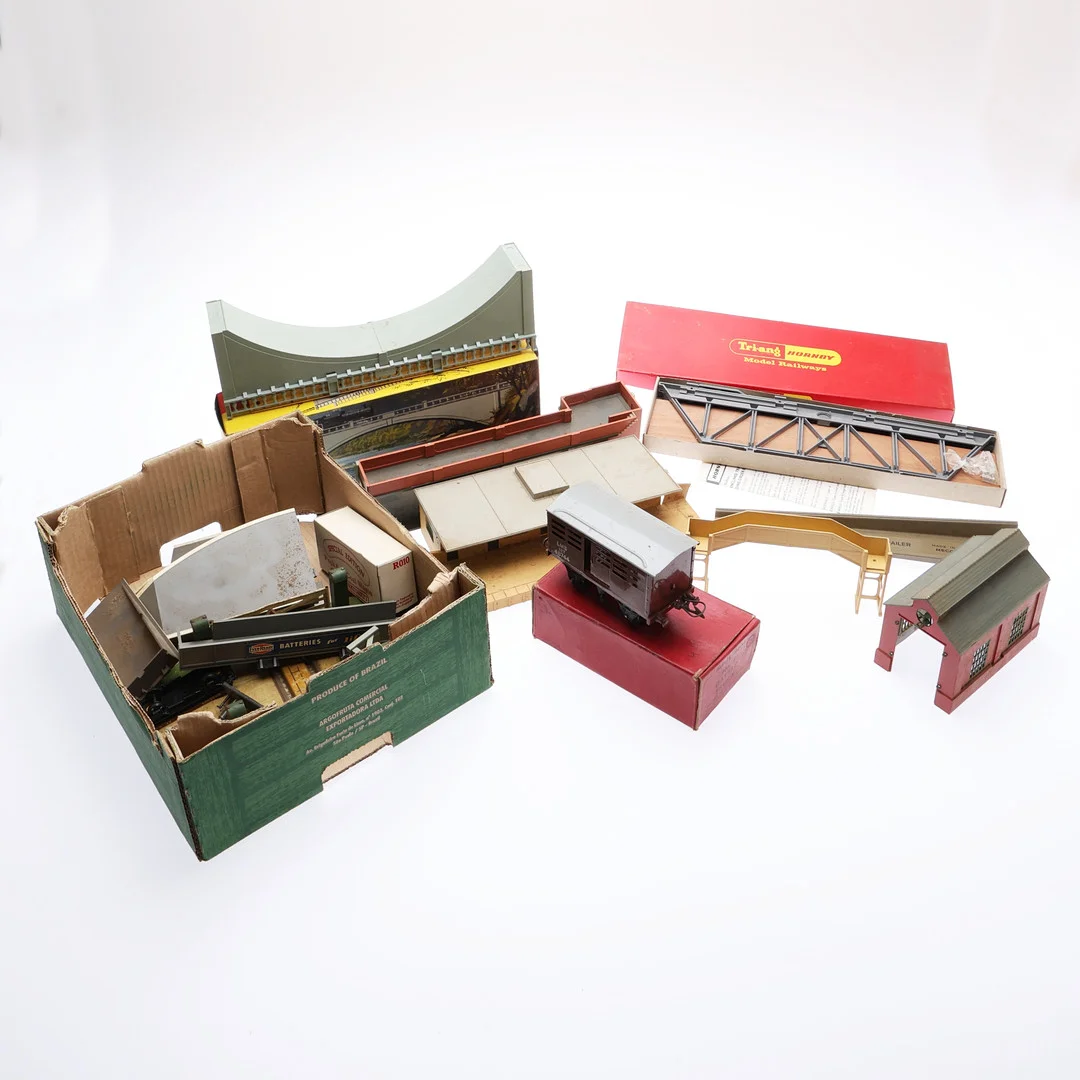 COLLECTION OF TRI-ANG AND HORNBY MODELS OF BUILDINGS AND BRIDGES, AND OTHERS. (A LOT). — Model railways — Young's Auctions