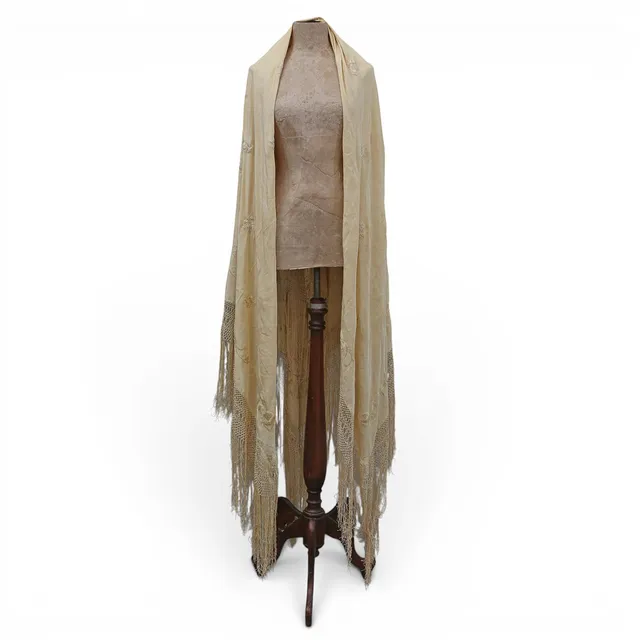Manila shawl in cream-coloured embroidered silk, second third of the 20th Century.