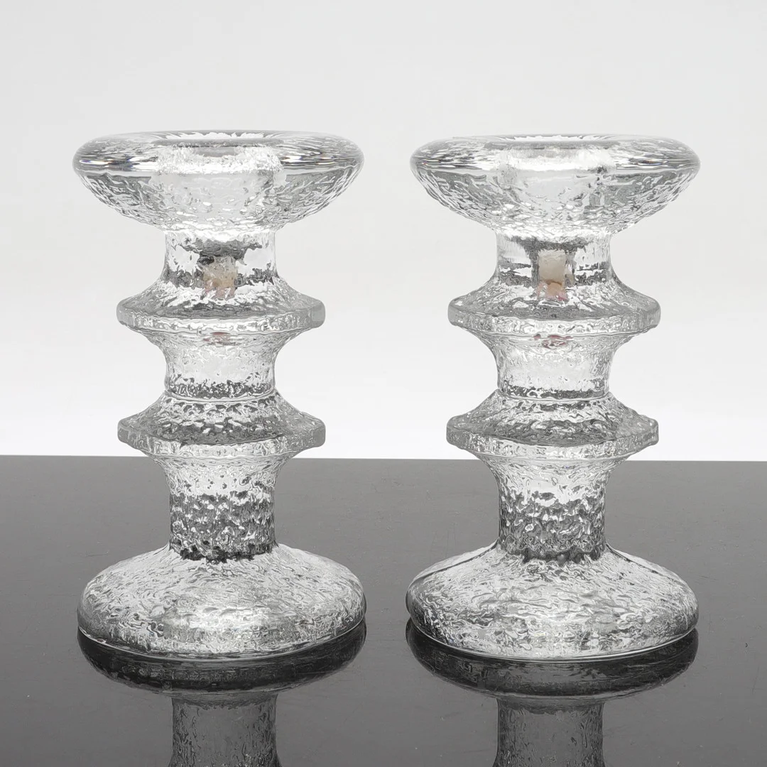 TIMO SARPANEVA. ljusstakar, 1 par, glas, "Festivo", Iittala, Finland. — Candlesticks — Gomér & Andersson Norrköping