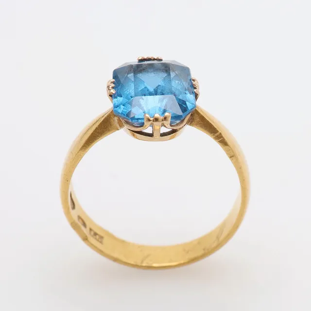 RING, 23K GULD & BLÅ SPINELL, JOHAN LUDVIG FRIBERG, STOCKHOLM, 1889, TOTALT 5,2 GRAM.