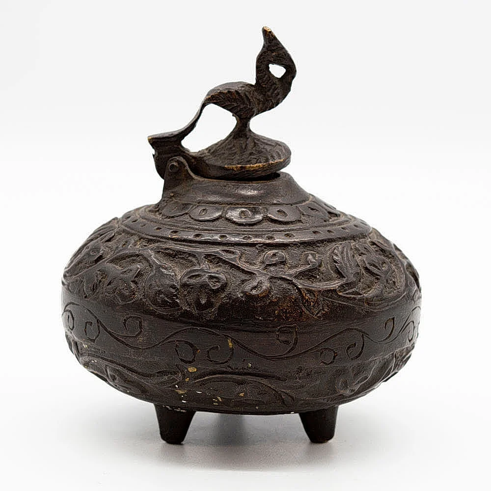 GEFÄSS MIT KLAPPBAREM DECKEL AUS BRONZE, FLORALES MUSTER UND PFAU, ASIEN, 19. JAHRHUNDERT. — Bronzes — Kunst- und Auktionshaus Kleinhenz