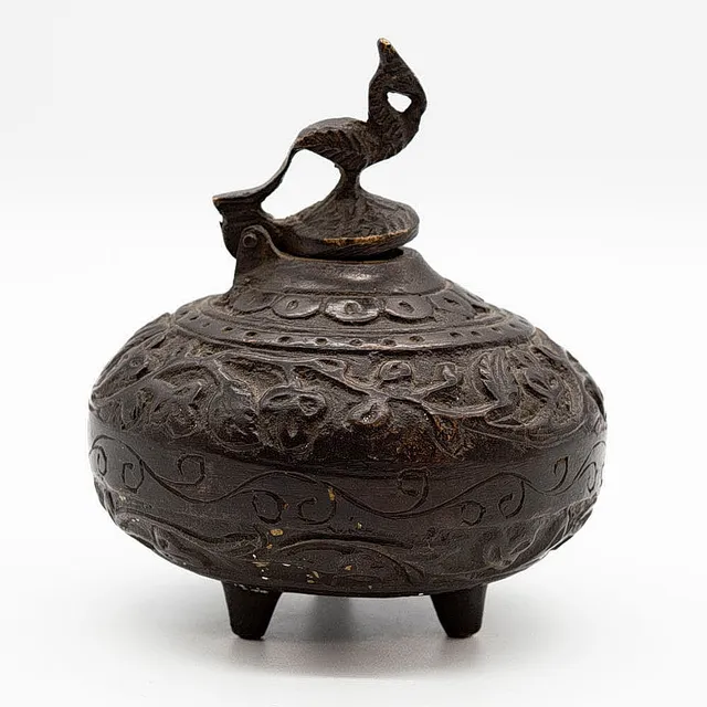 GEFÄSS MIT KLAPPBAREM DECKEL AUS BRONZE, FLORALES MUSTER UND PFAU, ASIEN, 19. JAHRHUNDERT.