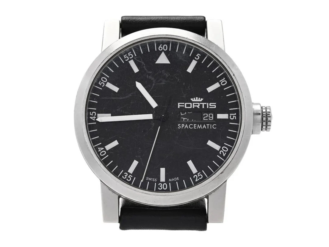 FORTIS, Spacematic, Cal ETA 2836-2, Boett nr. 623.22.158.1 / 01-12000, herrur, 40 mm, stål, automatisk, safirglas, dag, datum, servicebehov, läderband, originalspänne, ca 2002, box (skadad), ytterkartong. — Klockor/Fortis — Kaplans