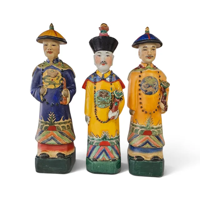 Tres dignatario en porcelana esmaltada. Con sello en la base.