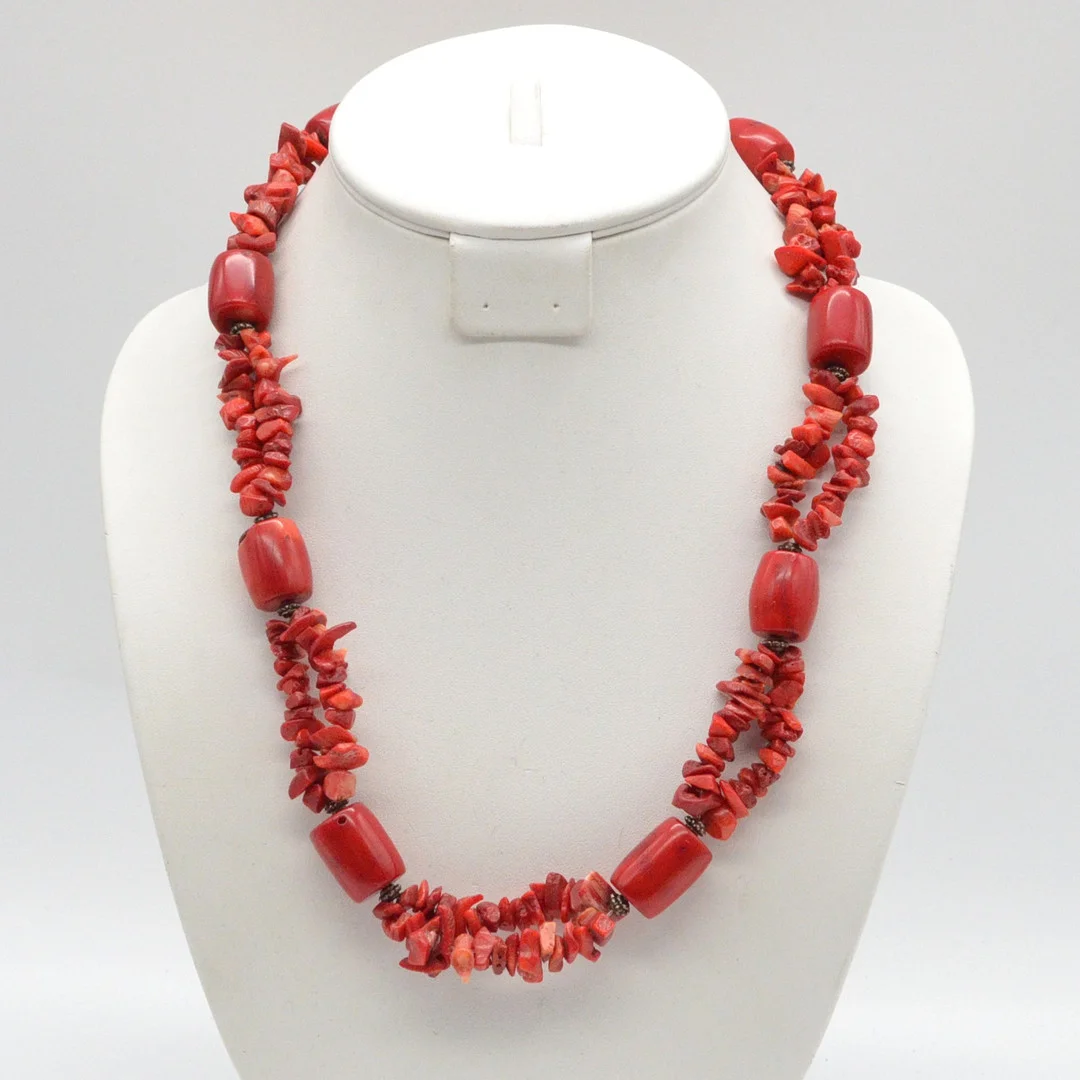 COLLIER MIT ROTER KORALLE, IN STRUKTUR GEBUNDEN, VERSILBERTE PERLEN UND VERSCHLUSS, 20. JAHRHUNDERT, CA. 58 CM. — Necklace — Kunst- und Auktionshaus Kleinhenz
