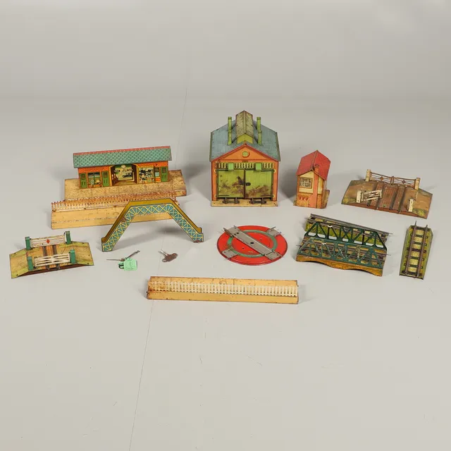 A GROUP OF HORNBY 0 GAUGE LITHOGRAPH PRINTED TIN RAILWAY ACCESSORIES.