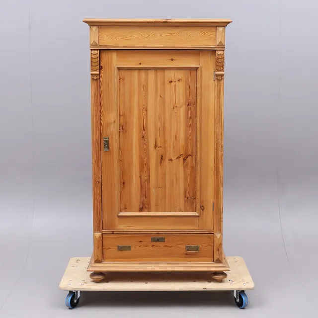 KLÄDSKÅP/SKÄNK, furu, 1800/1900-tal.