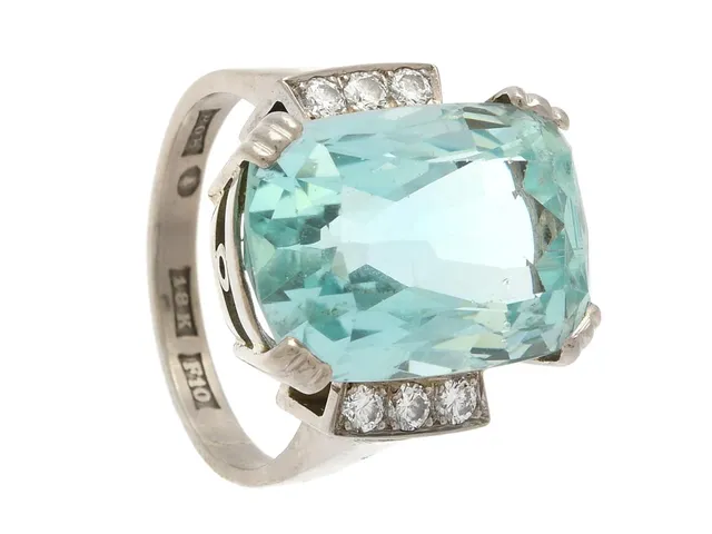 RING, 18K vitguld, akvamarin ca 8,00 ct, briljantslipade diamanter ca 0,12 ctv, ca TW/VS, stl 16 mm, vikt 7,6 g, akvamarinen har nagg.