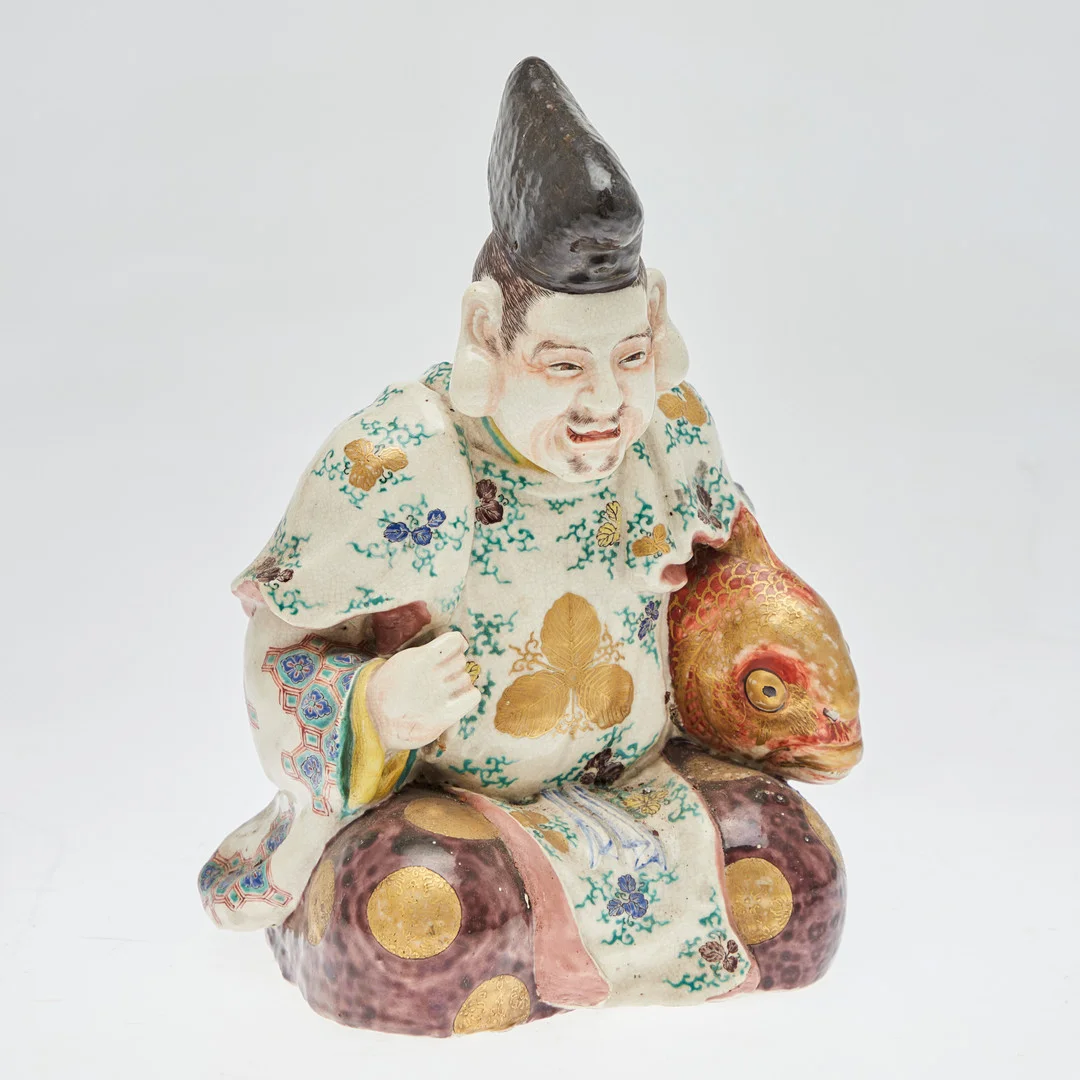 Figur / Skulptur, Mann mit Karpfen, Keramik, Japan. — Asiatica — Stockholms Auktionsverk Köln