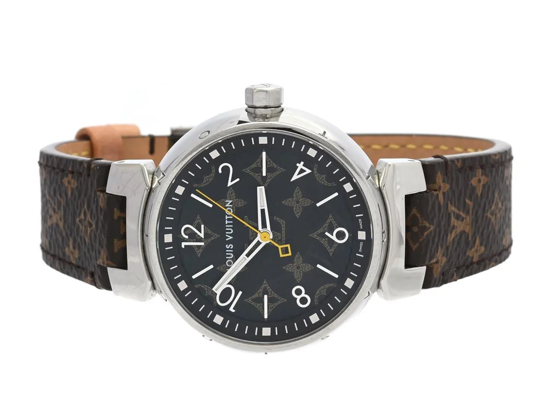 LOUIS VUITTON, Tambour Monogram, Serie nr. TV7943, Ref nr. QA071, unisex, 34 mm, stål, quartz, safirglas, integrerat läderband, originalspänne, cert, december 2021, box, ytterkartong. — Klockor/Louis Vuitton — Kaplans