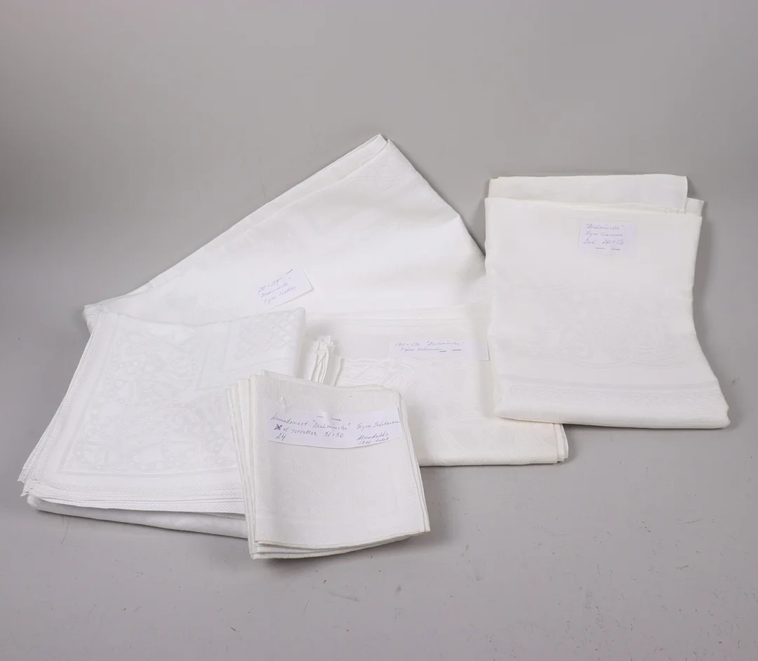 SIGNE SOHLMAN. linnedamast, "Drakmönstret". — Textiles — Markus Auktioner