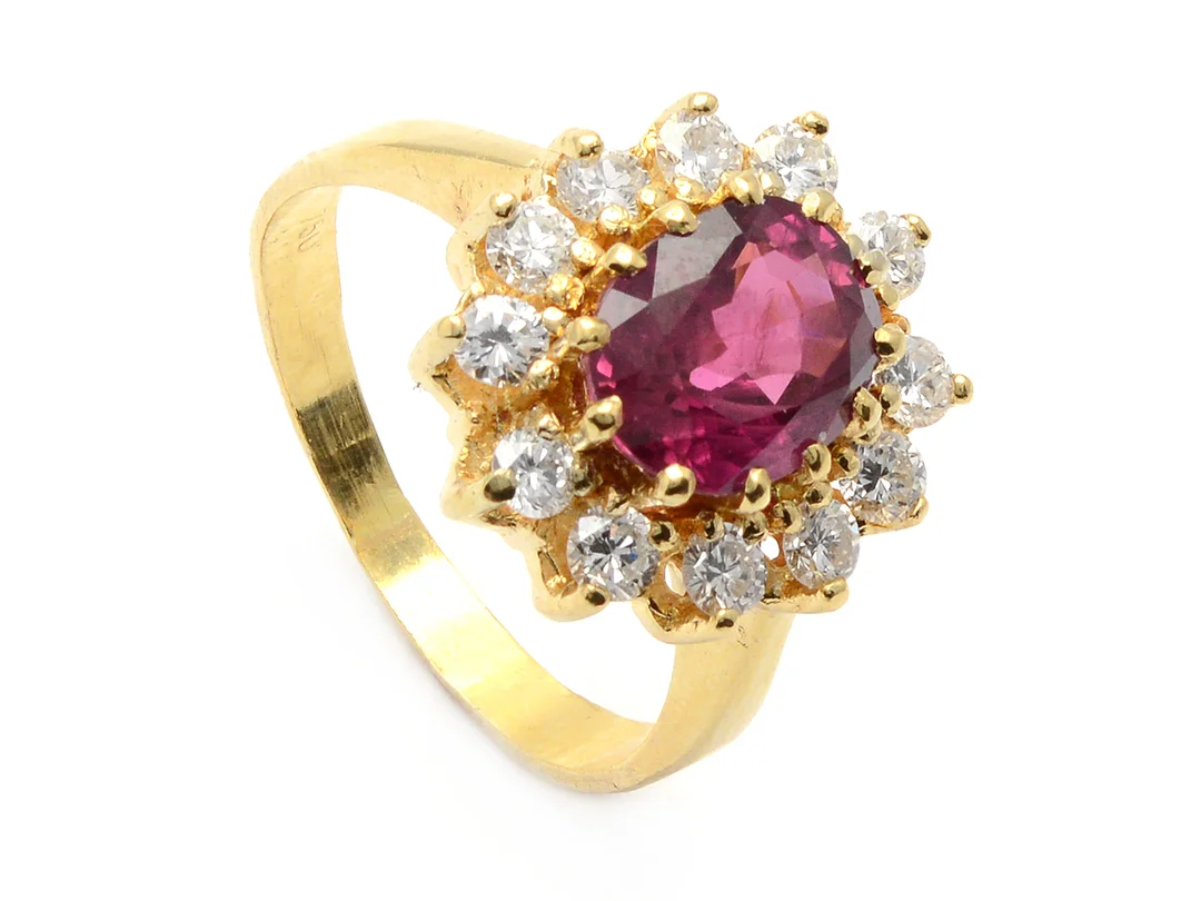 CARMOSÉRING, 18K guld, rubin ca 2,5 ct, nagg, 12 briljantslipade diamanter ca 0,60 ctv, ca W/VS-SI, en diamant skadad, stl 18,25 mm, vikt 8,1 g. — Smycken/Carmoséring — Kaplans