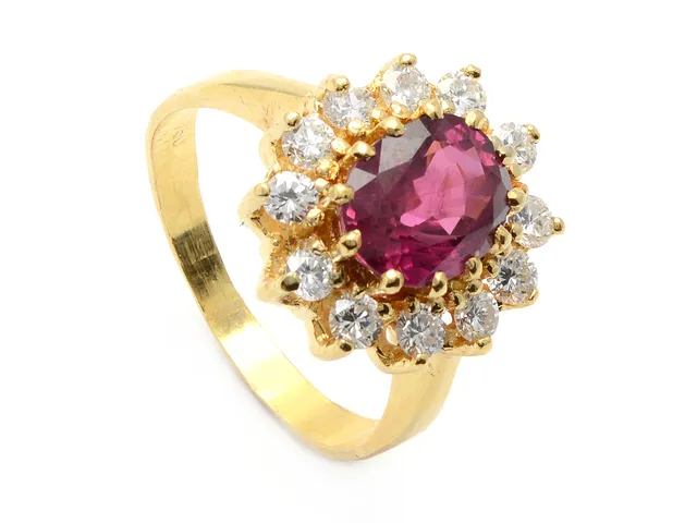 CARMOSÉRING, 18K guld, rubin ca 2,5 ct, nagg, 12 briljantslipade diamanter ca 0,60 ctv, ca W/VS-SI, en diamant skadad, stl 18,25 mm, vikt 8,1 g.