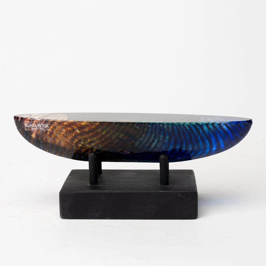 BERTIL VALLIEN. Skulptur, båt, glas, signerad Kosta Boda. — Art glass — Auktionshuset Kolonn
