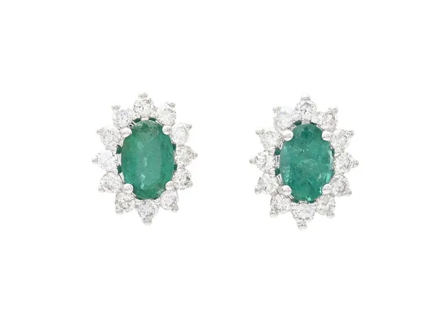 ÖRHÄNGEN, 18K vitguld, smaragder ca 0,96 ctv, briljantslipade diamanter ca 0,51 ctv, ca TW-TCr/P, 9,5x8 mm, vikt 2,0 g, stift, smaragder med inneslutningar som når ytan.