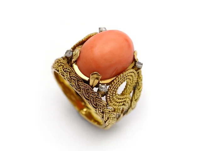 RING, 18K guld, rosa korall 1,8 x 1,3 cm, 4 rosenstenar, stl 18,75 mm, vikt 16,6 g, sprickor och lagningar i guldet.
