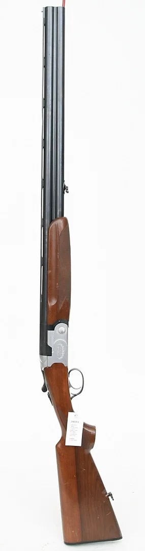 HAGELGEV'R, italiensk, Bockhammerless, fabrikat Beretta, modell 685, kaliber 12/70, tillv.nr E32808B, se-nr SE0551839. — Shotguns — Mauritz Widforss