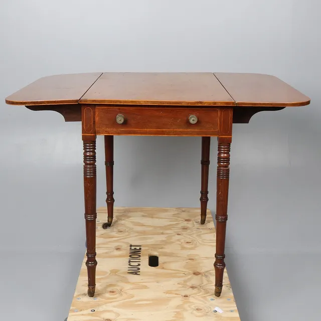 REGENCY INLAID MAHOGANY PEMBROKE TABLE.
