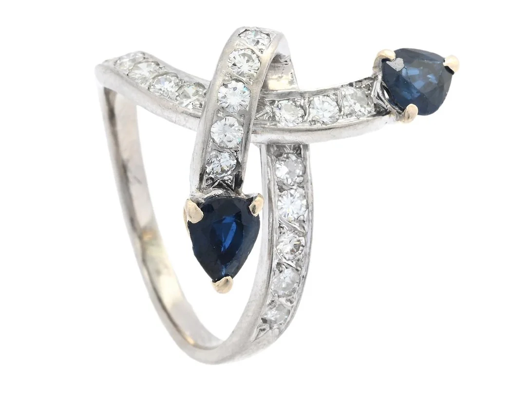 RING, 18K vitguld, droppformade fasettslipade safirer, 18 briljantslipade diamanter ca 0,50 ctv, ca TW-TCr/VS-SI, storlek 18,25 mm, vikt 6,5 g, flera diamanter trasiga, slitage och skada på safirer. — Smycken/Ring — Kaplans