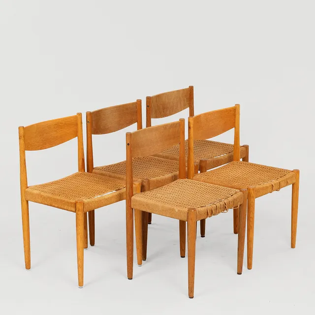 POUL M. VOLTHER (1923-2001). Fem spisestole af massivt egetræ og flettet papirgarn. Fremstillet hos Frem Røjle. 1960'erne. Danmark (5).
