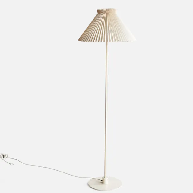 FLEMMING AGGER. Gulvlampe med stamme og fod af hvidlakeret metal, plisseret skærm. Udført og mærket hos Le Klint, model '369'. Danmark.