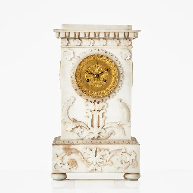 BORDSPENDYL, 1800-talets mitt, alabaster, skuren dekor, urtavla i förgylld brons.