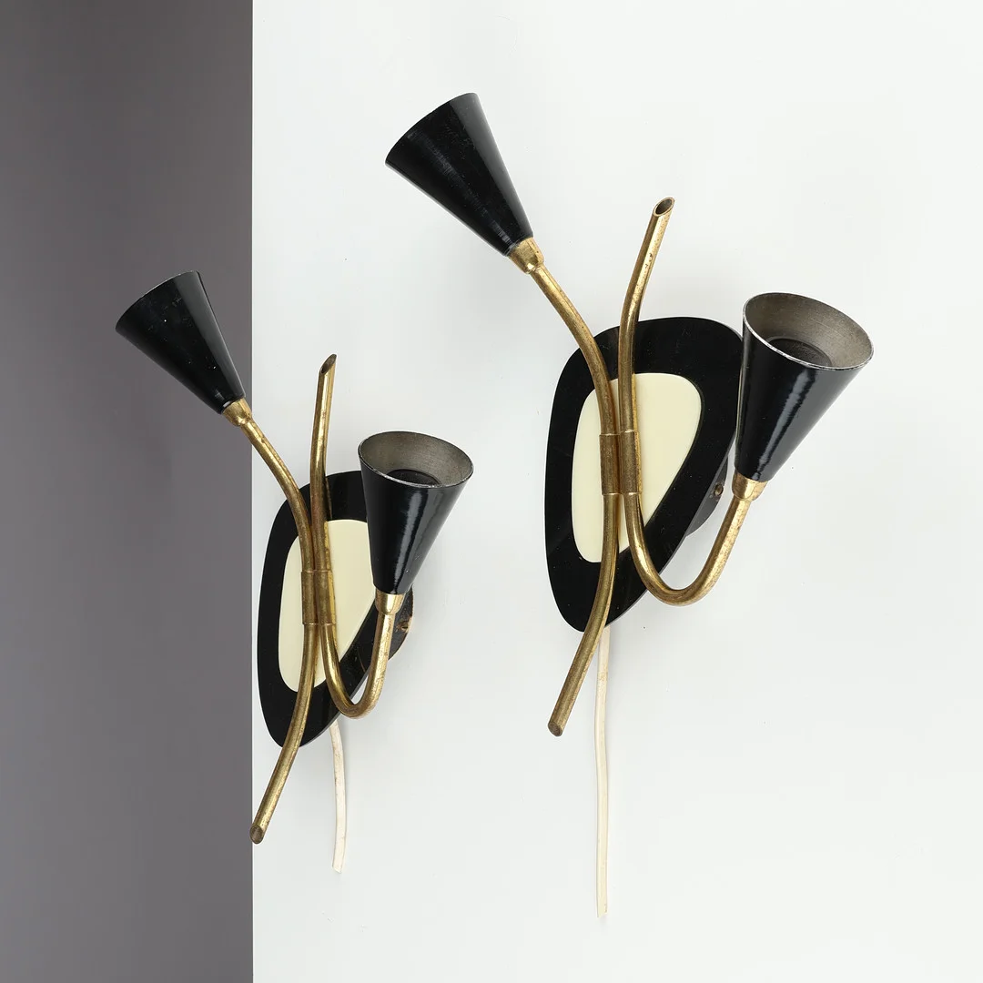 Et par toarmede væglamper af messing og sortlakeret metal, bagplade af sort og hvid plastik, ca. 1960'erne, (2). — Wall Lights — Palsgaard Kunstauktioner