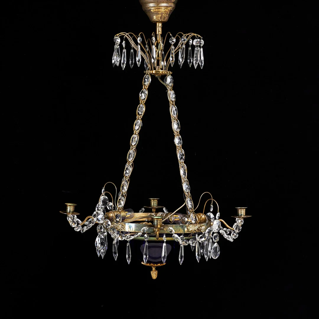 LJUSKRONA, empirestil, stomme i mässing, behängd med olikslipade prismor, 1900-talets andra hälft. — Chandeliers — Stockholms Auktionsverk Sickla