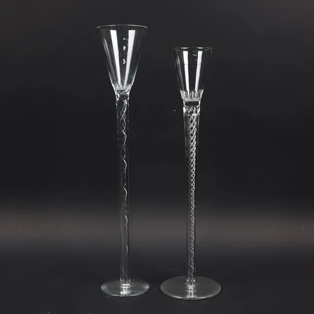 SNAPSGLAS, höga med spiraldekor i foten, 1900-tal, 2 st.